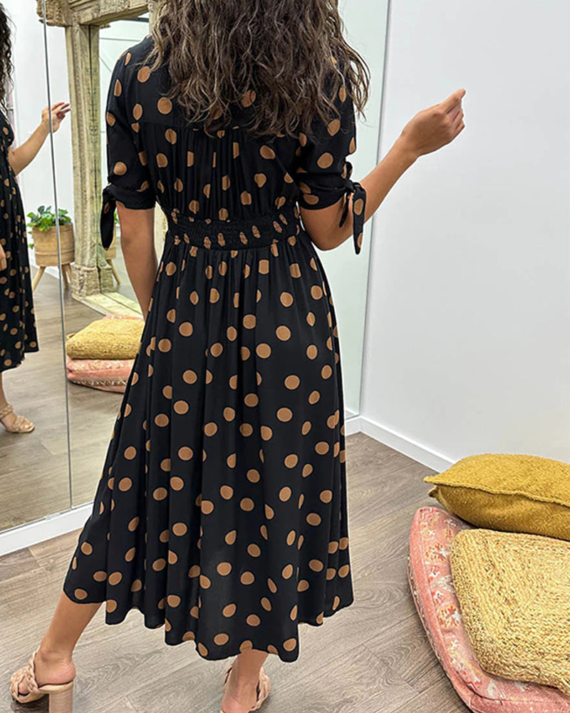 Robe noire à pois Danoir Paris Miley avec col en V, tissu léger et élégant, portée sur un mannequin.