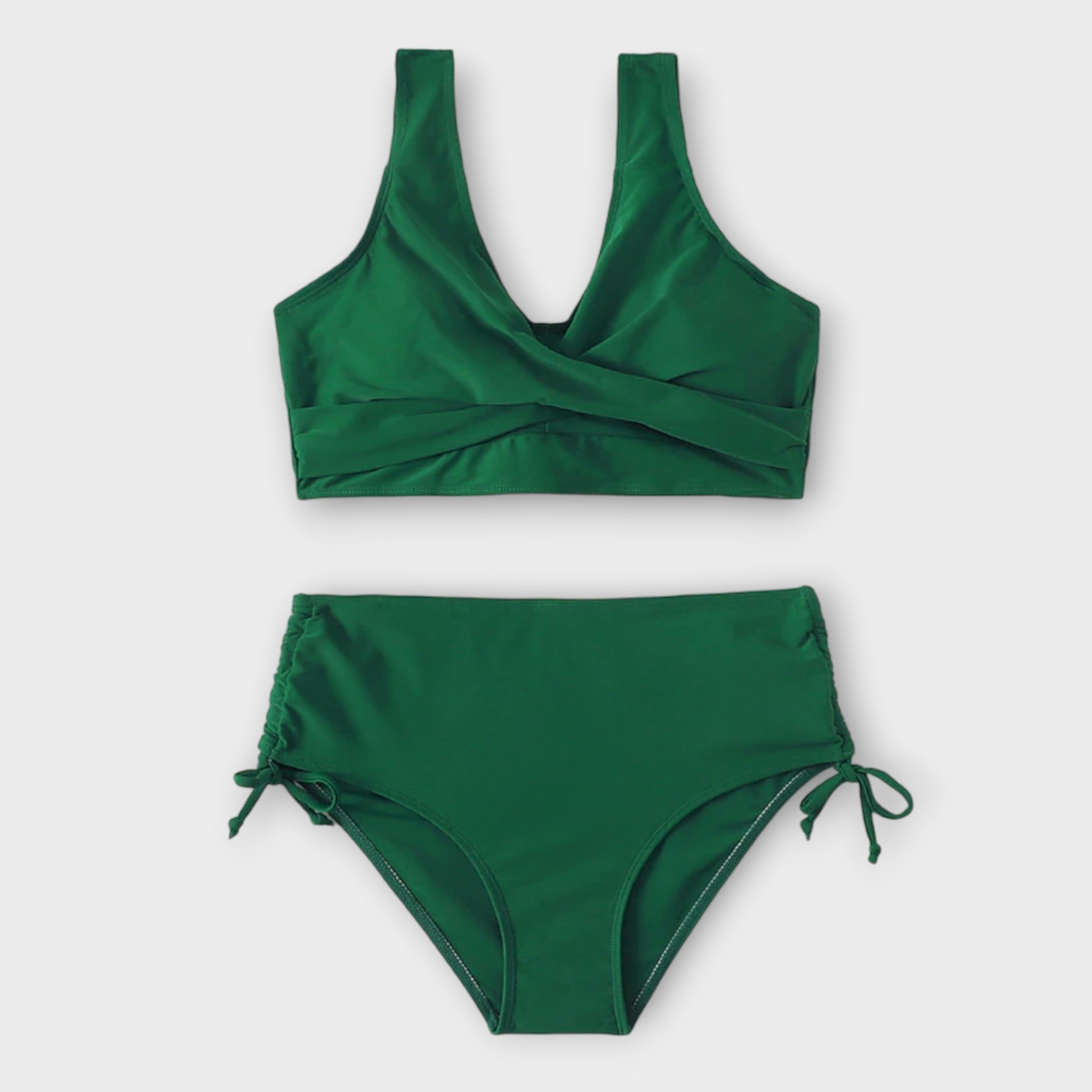 Ensemble de bikini 2 pièces noir Danoir Paris, style élégant avec haut et bas assortis, porté en plage ou à la piscine.