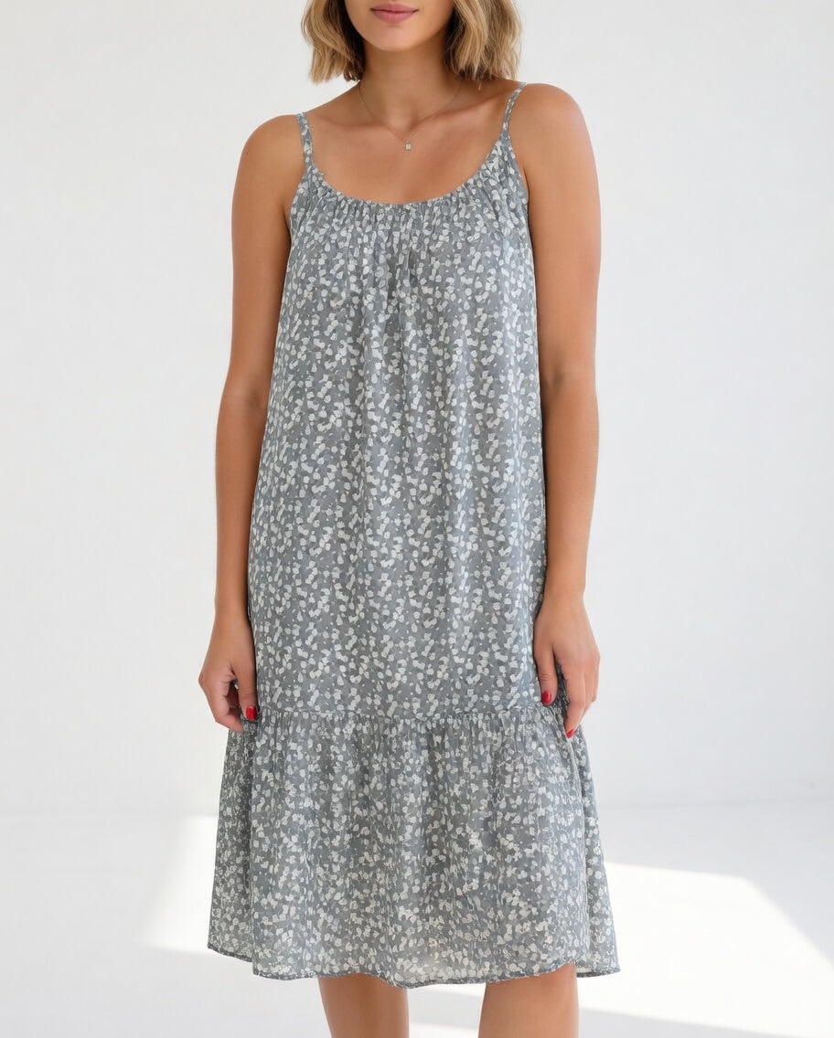 Robe légère à imprimé délicat Rosalie™ par Danoir Paris, vêtement d'été fluide avec motif subtil, portée pour un look chic et facile