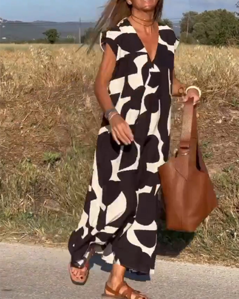 Robe chic et fluide Stéphanie de Danoir Paris, en tissu noir élégant, portée par un mannequin dans une mise en scène sophistiquée.