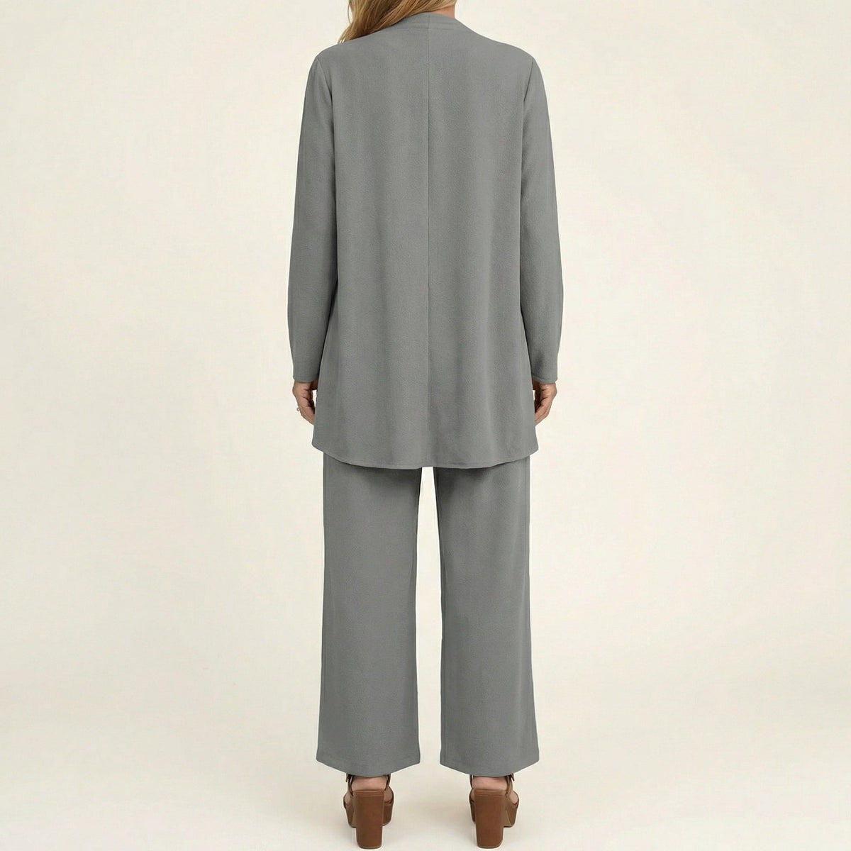 Ensemble minimaliste noir Vivienne en 3 pièces de Danoir Paris, comprenant haut, pantalon et veste élégants, vue de face.