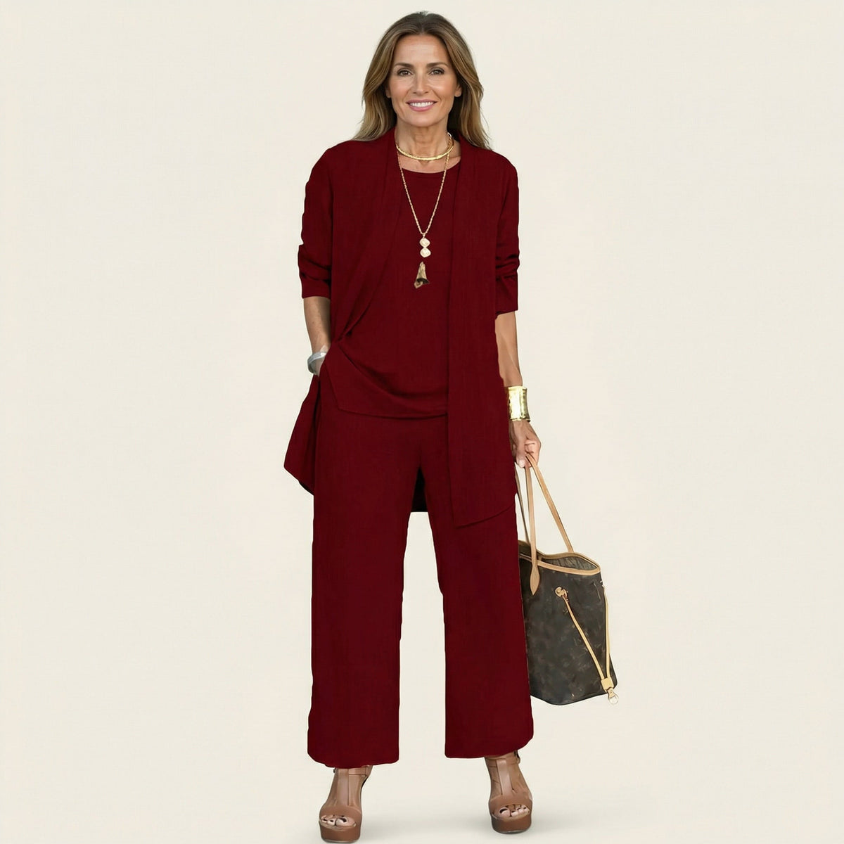 Ensemble minimaliste Vivienne de Danoir Paris en noir, comprenant trois pièces élégantes et modernes pour un style épuré.