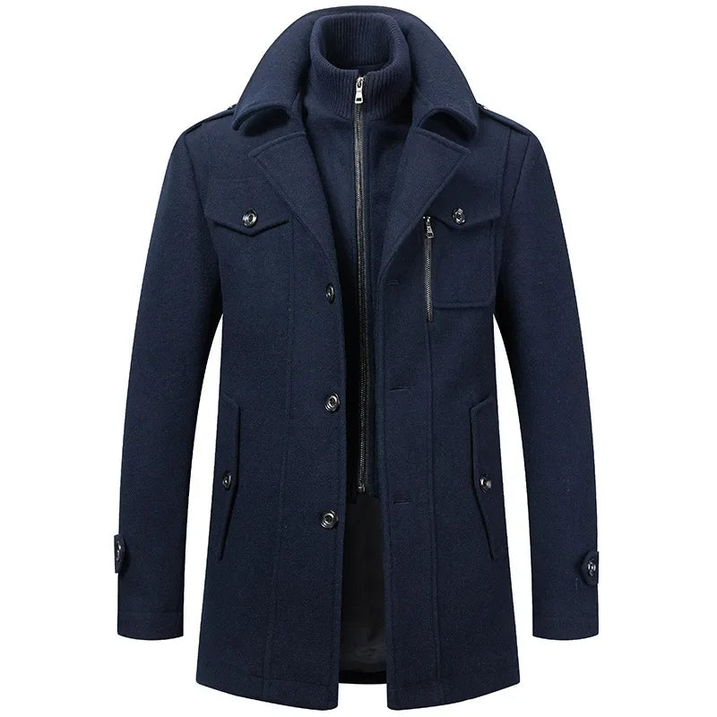 Manteau homme Danoir Paris Élite noir, coupe ajustée avec col haut et boutons, porté par un mannequin.