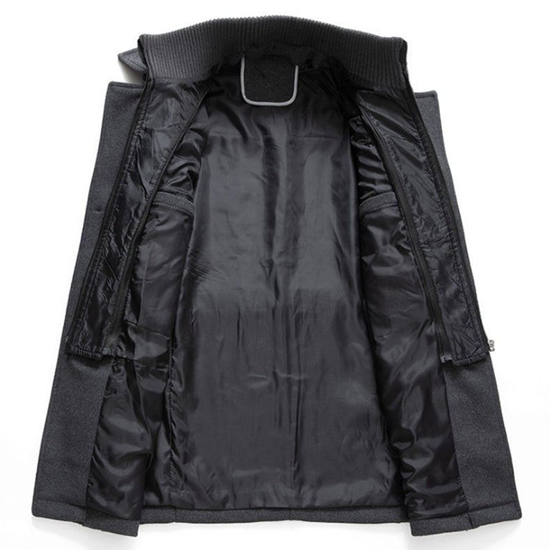 Manteau homme noir Danoir Paris Élite, coupe élégante, tissu chaud et confortable, porté en extérieur.