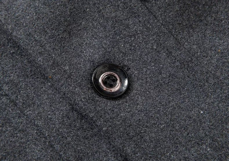 Manteau homme noir Danoir Paris Élite, coupe élégante et moderne, en tissu chaud et confortable, porté par un mannequin.