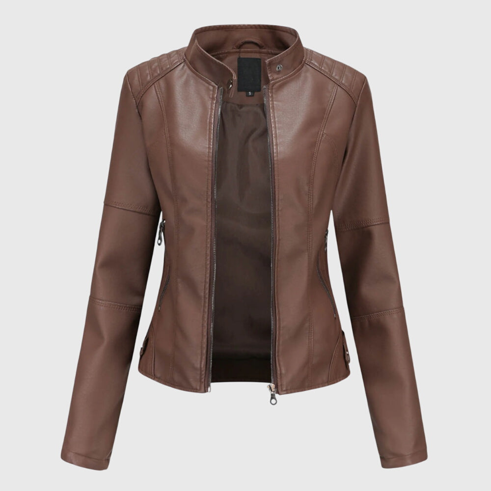 Veste en cuir noire Giorgina™ pour femmes, élégante, portée ouverte, avec col classique, par Danoir Paris.
