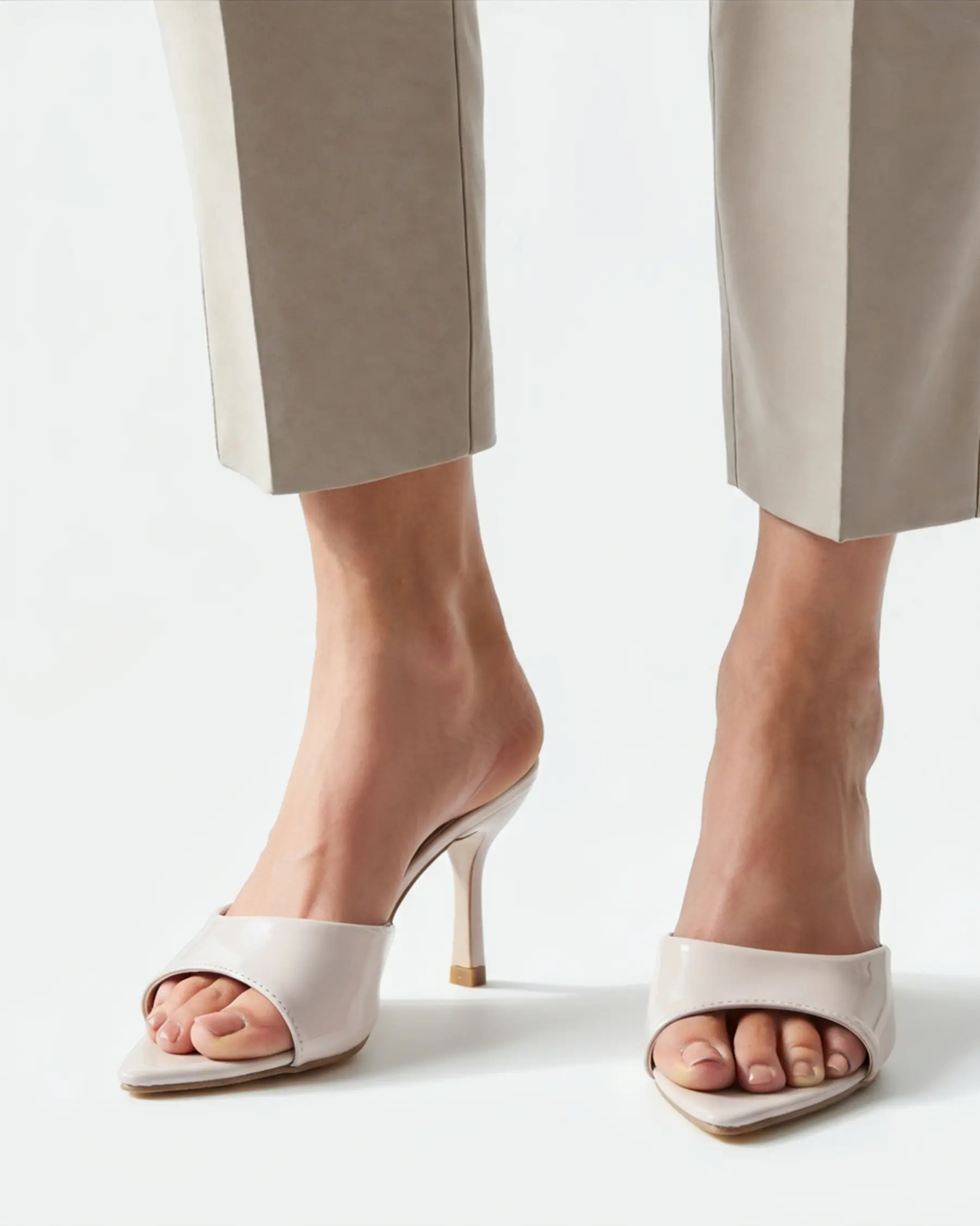 Escarpins Gia de Danoir Paris en nude, talons hauts et design élégant, pour une allure sophistiquée.