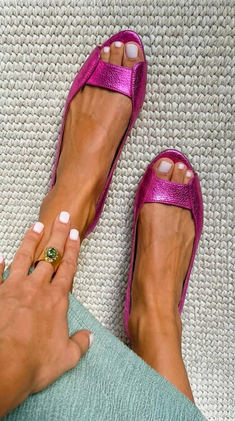 Sandales dorées Adelina de Danoir Paris, confortables et élégantes, avec semelle en cuir et détail chic, vues de côté.