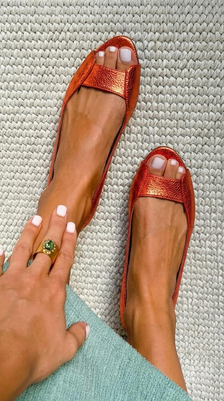 Sandales dorées Adelina de Danoir Paris, confortables et élégantes, avec un design chic et tendance.