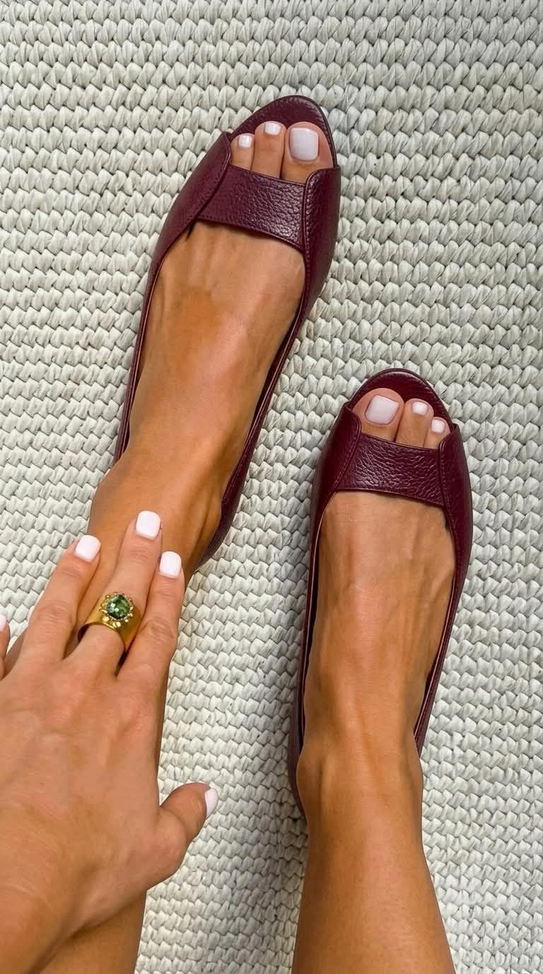 Sandales dorées Adelina de Danoir Paris, confortables et élégantes, montrant la semelle et le design chic.