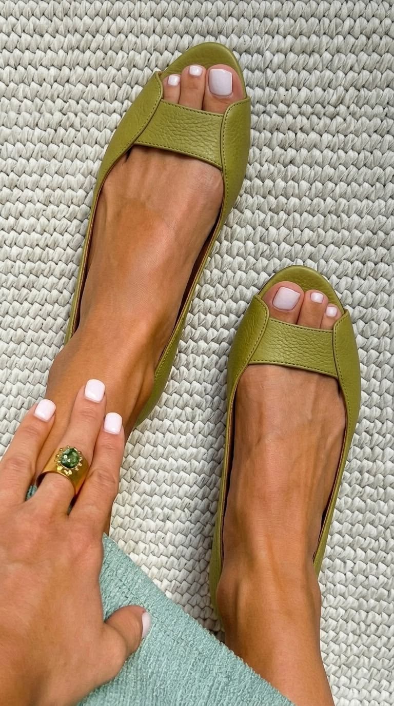 Sandales dorées Adelina de Danoir Paris, confortables et élégantes, avec semelle en cuir et design chic.