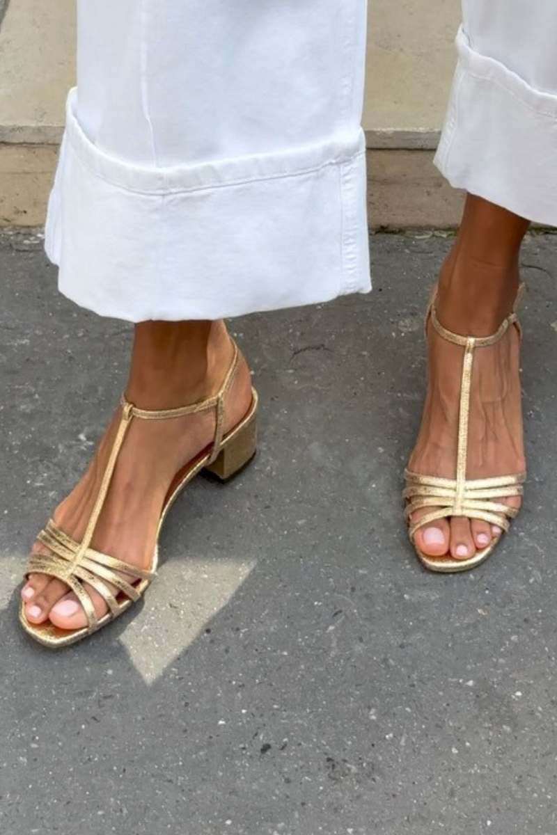 Sandales dorées Allegra par Danoir Paris, élégantes et confortables pour un style quotidien chic, visibles en gros plan.