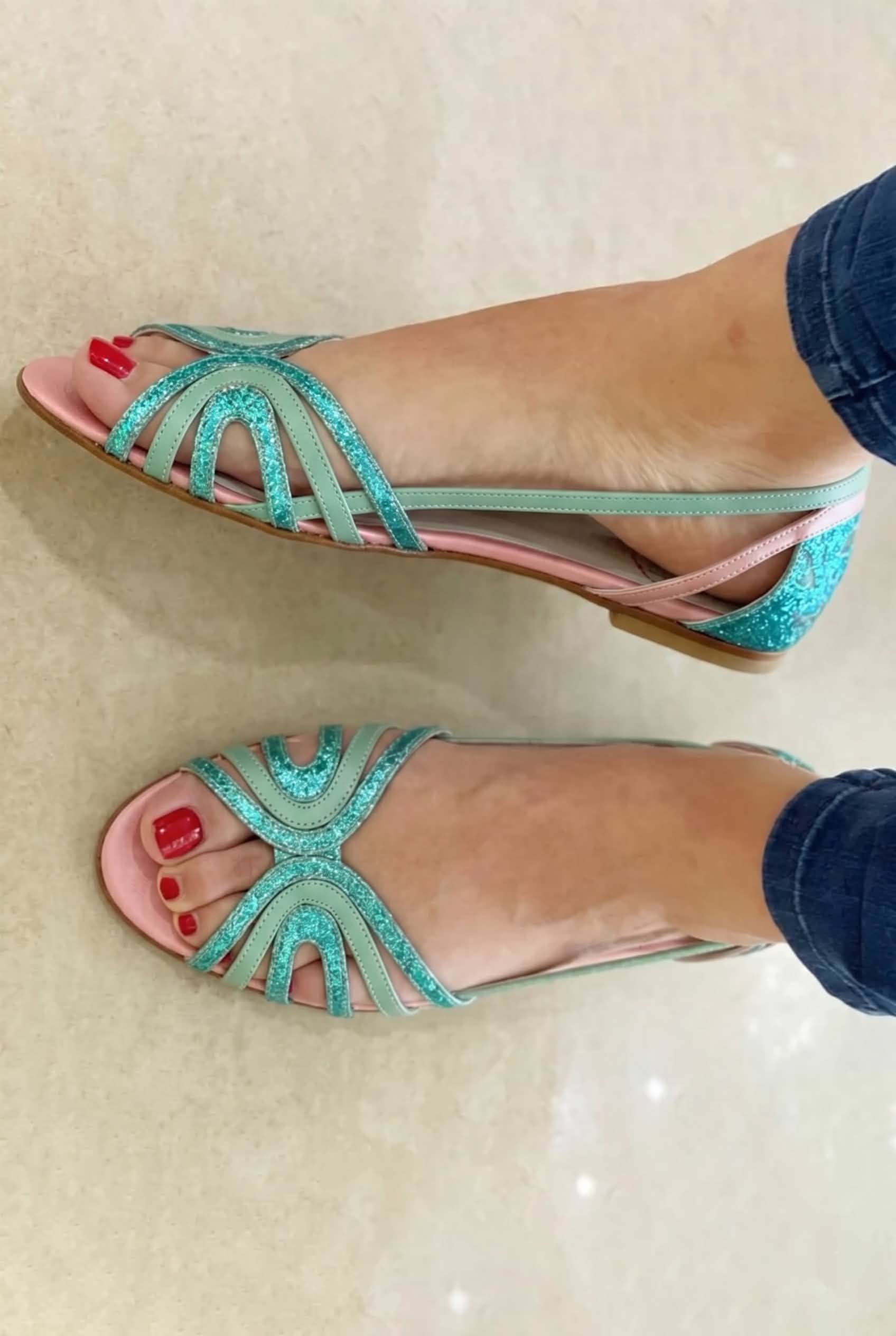 Sandales dorées Éléonore Danoir Paris, élégantes et lumineuses, parfaites pour l'été, en cuir brillant avec talon moyen.