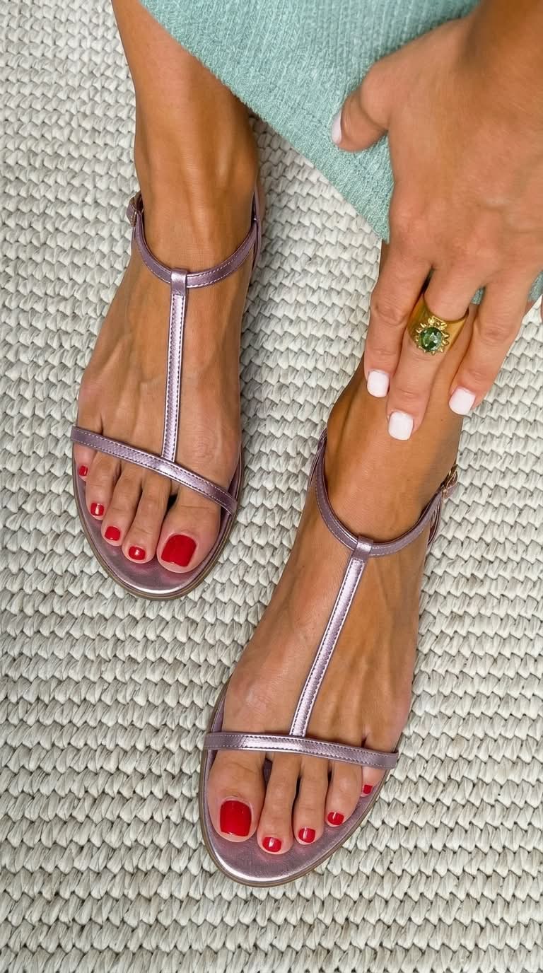 Sandales dorées Rosalba de Danoir Paris, élégantes pour le printemps, avec bride fine et semelle confortable.