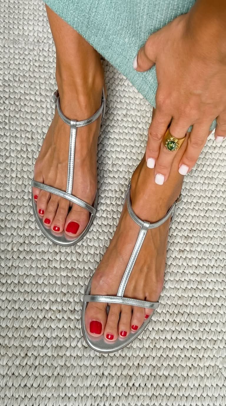 Sandales dorées Rosalba Danoir Paris pour le printemps, avec straps élégants et semelle confortable visible sur l'image.
