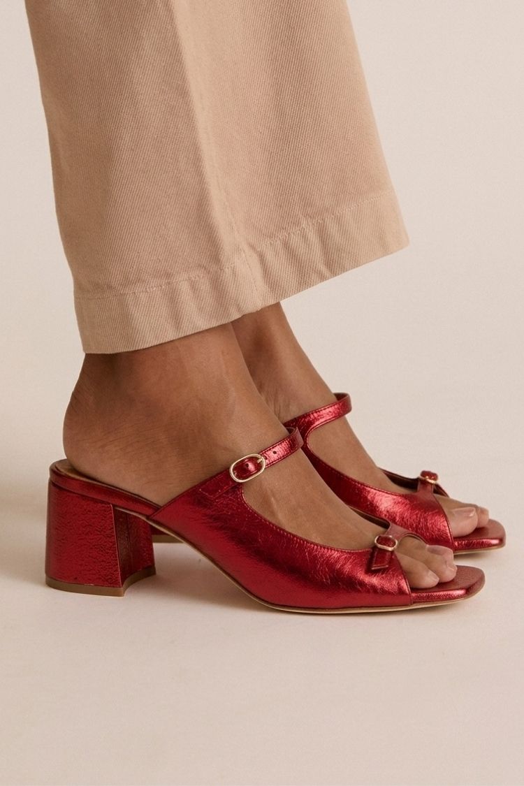 Sandales élégantes Valentina de Danoir Paris, style Riviera avec bride fine et semelle confortable, en cuir beige.