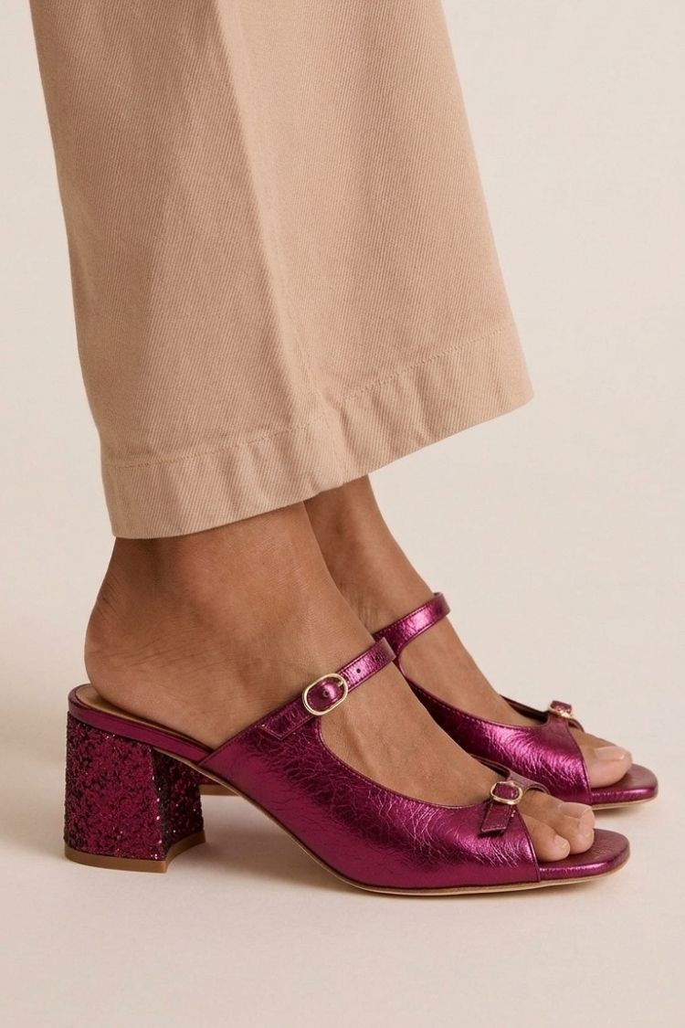 Sandales élégantes Valentina de Danoir Paris avec design Riviera, en cuir beige et talons moyens, pour un style sophistiqué.