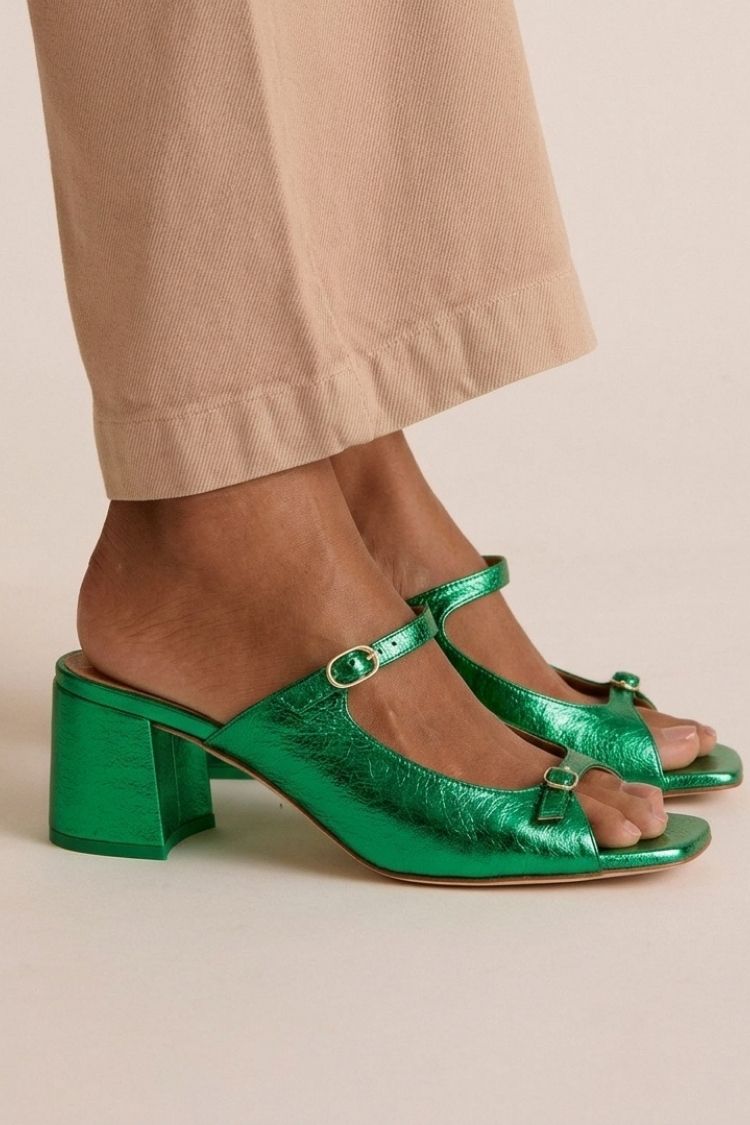 Sandales élégantes Valentina de Danoir Paris, style Riviera avec talons et design sophistiqué, vue de côté sur une surface claire