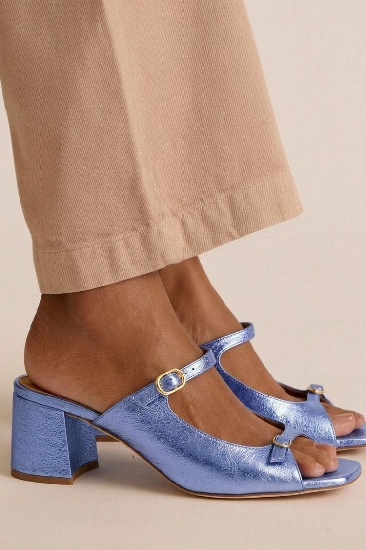Sandales élégantes Riviera Valentina de Danoir Paris, en cuir beige avec talon moyen et design sophistiqué.