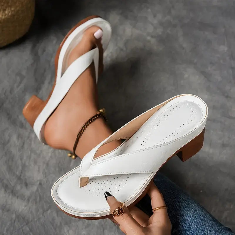 Sandales Danoir Paris élégantes et confortables en cuir noir, avec bride à boucle, pour femmes.