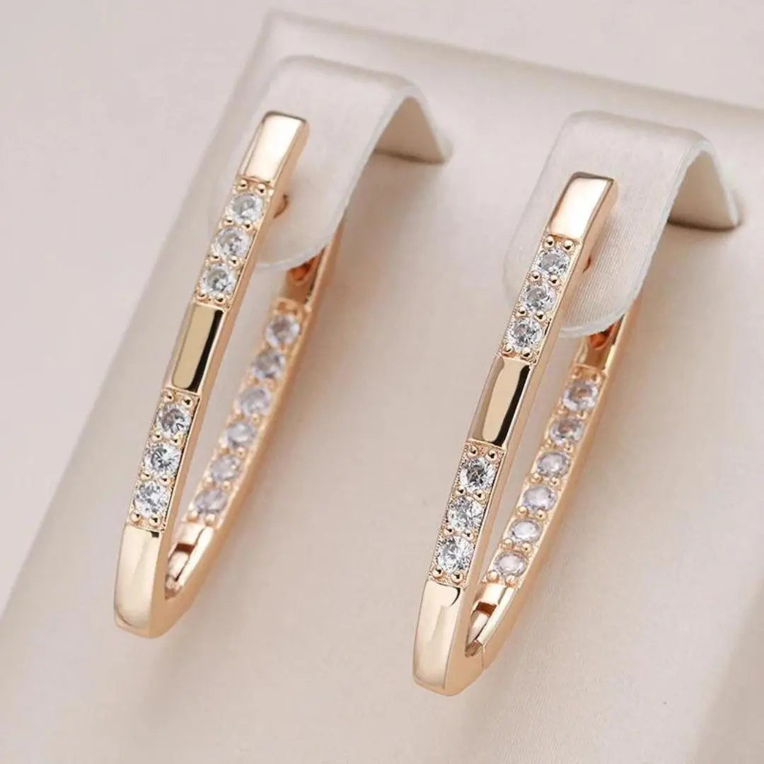 Boucles d'oreilles sophistiquées en or avec pierres de zirconia brillantes, signées Danoir Paris, élégantes et modernes.