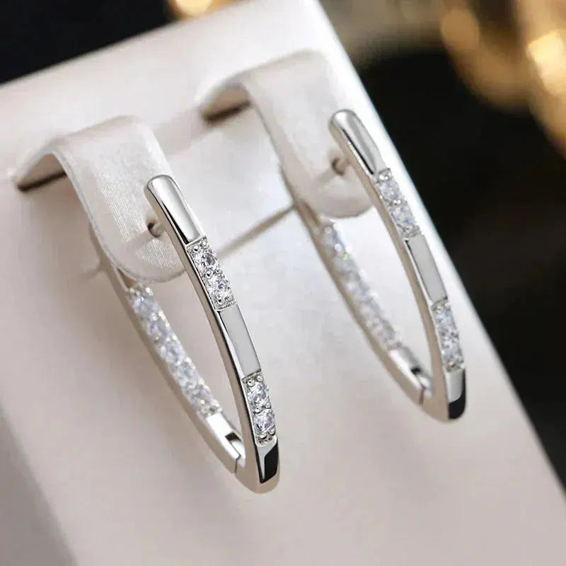 Boucles d'oreilles sophistiquées Danoir Paris avec pierres de zirconia brillantes et élégantes, en métal précieux.