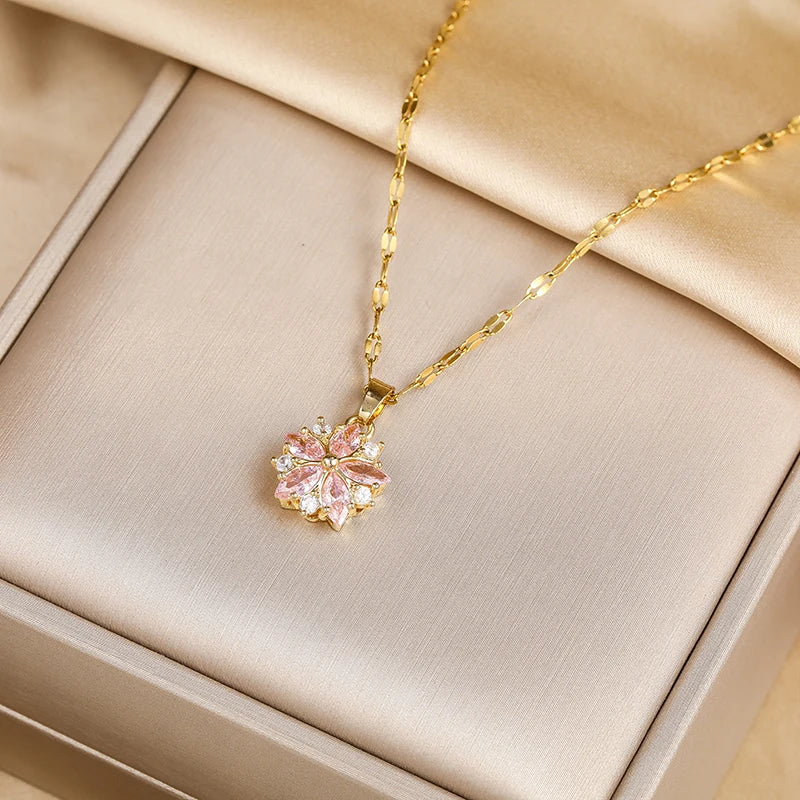 Collier Sakura Rose romantique en acier inoxydable, bijou élégant avec pendentif floral, conçu par Danoir Paris