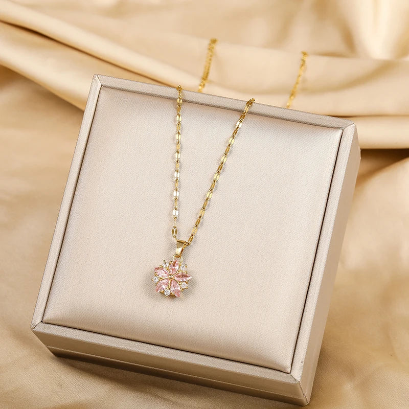 Collier Sakura Rose romantique en acier inoxydable de Danoir Paris, avec pendentif floral délicat et finition élégante.