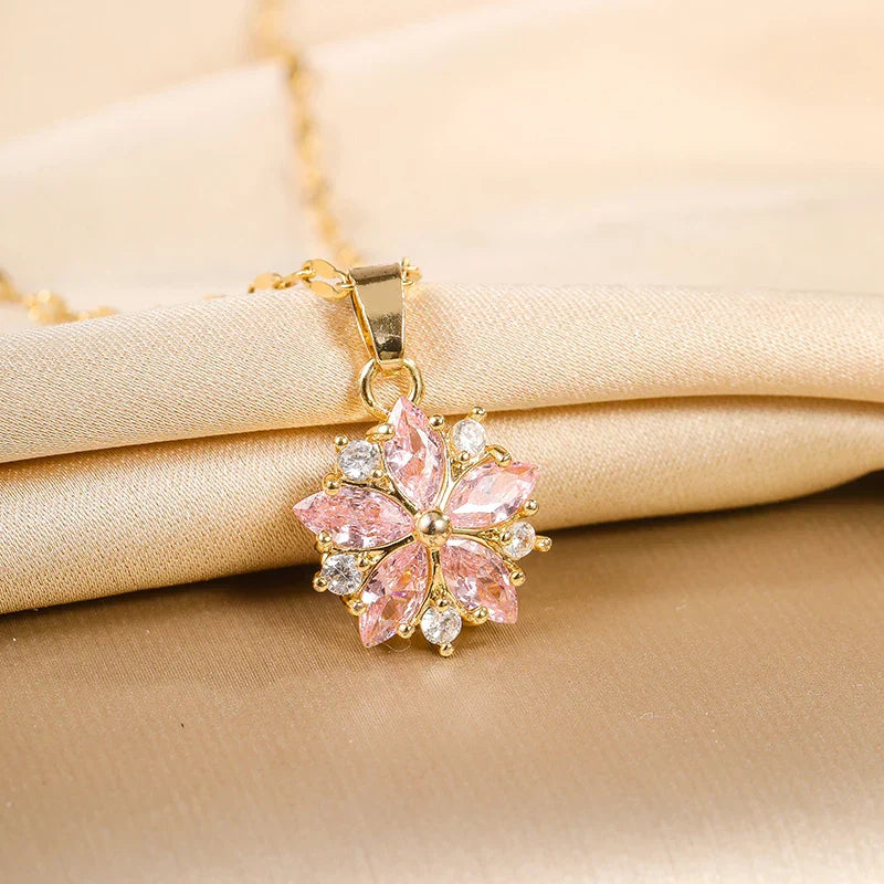 Collier Sakura Rose romantique en acier inoxydable de Danoir Paris, avec pendentif floral délicat et finition élégante.