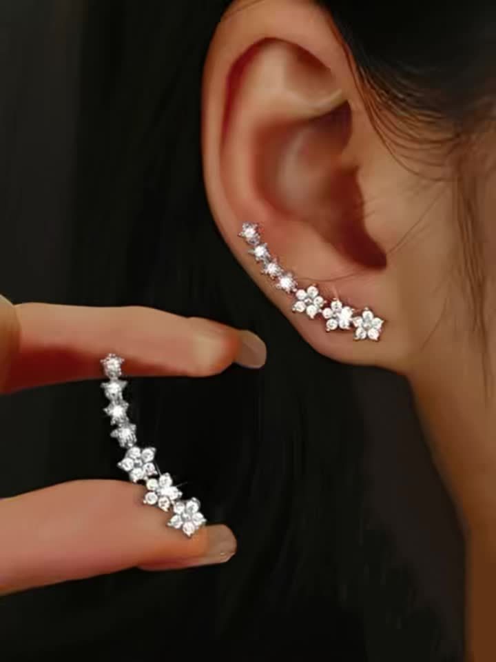 Boucles d'oreilles florales intemporelles en or rose de Danoir Paris, détails délicats et élégants.