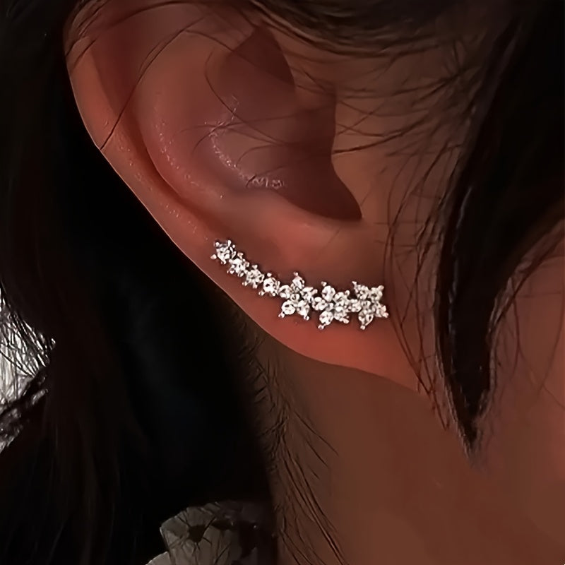 Boucles d'oreilles florales intemporelles Danoir Paris avec motifs élégants en or rose, enfilées sur des supports délicats.