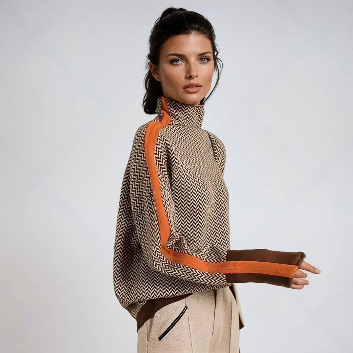 Pull roulé chic Danoir Paris Hazel en chevrons orange, avec col roulé et motif élégant, porté en gros plan.