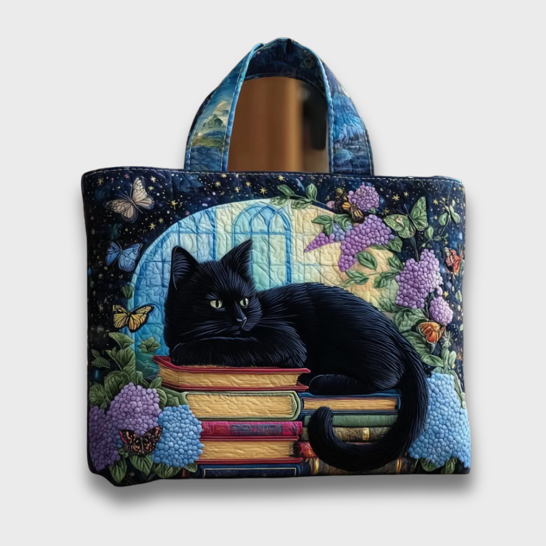 Sac de style décontracté Abigail de Danoir Paris, fait main, en toile avec poignées en cuir, posé sur fond neutre.