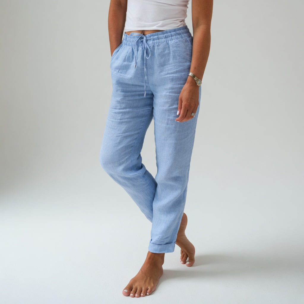 Pantalon pour femmes Albertine™ en coton fluide, Danoir Paris, couleur bleu, look confortable et naturel.