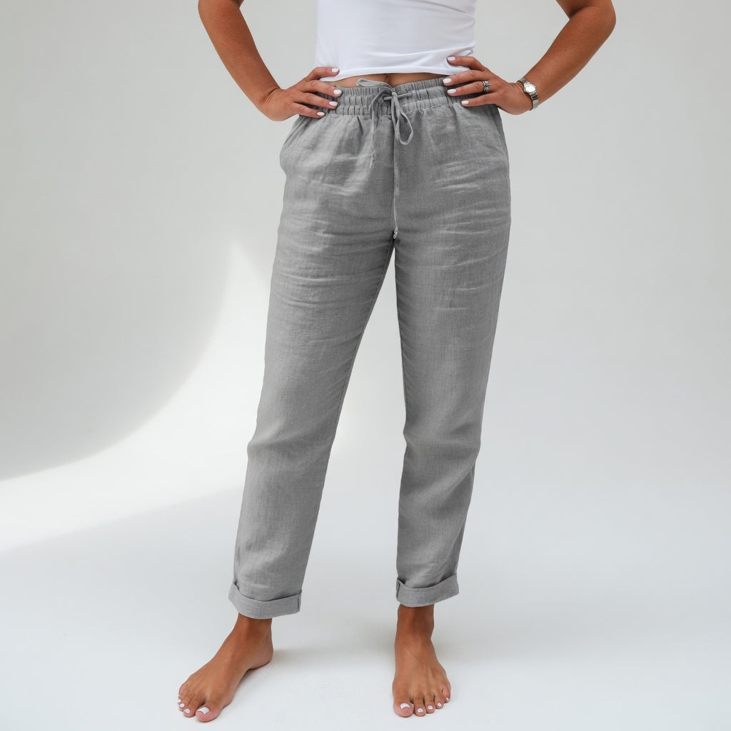 Pantalon pour femmes Albertine™ en coton fluide bleu, confortable et léger, par Danoir Paris.