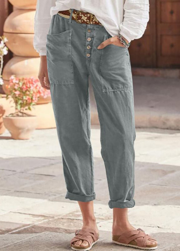 Pantalon élégant rose de Danoir Paris, modèle Lise, en tissu fluide, porté avec une silhouette sophistiquée.