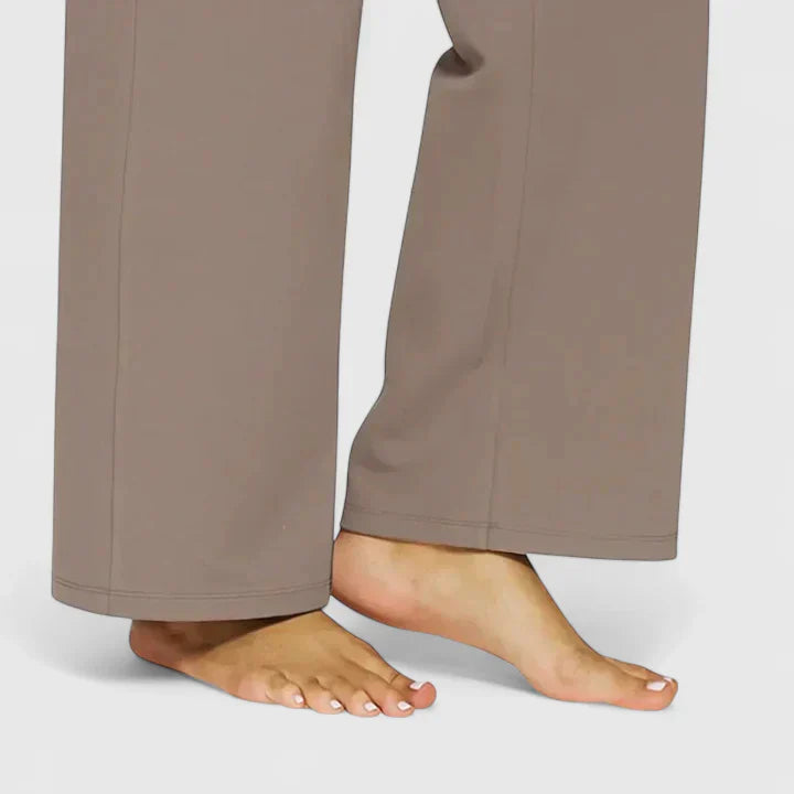 Pantalons élégants Danoir Paris Ame en tissu taupe, coupe flatteuse et style chic pour femme.