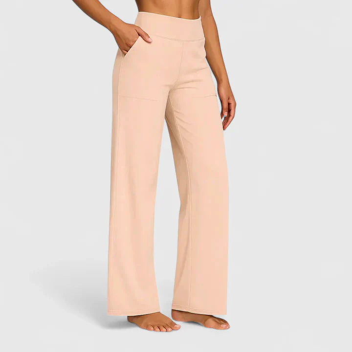 Pantalons élégants Danoir Paris Ame en taupe, coupe sophistiquée, tissu fluide, porté sur un mannequin.