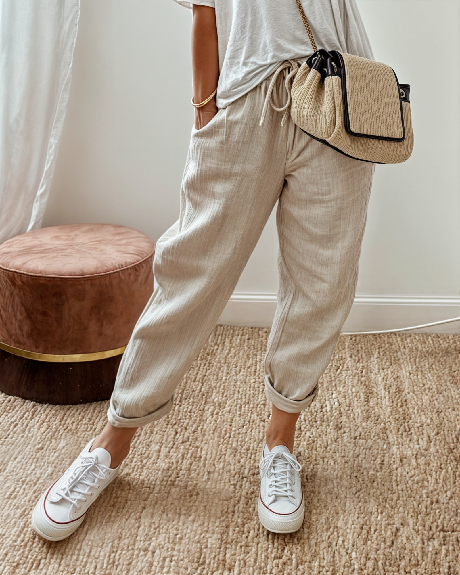 Pantalon beige Danoir Paris Rosa, pantalon chic et confortable, vue en gros plan sur le tissu et la coupe.
