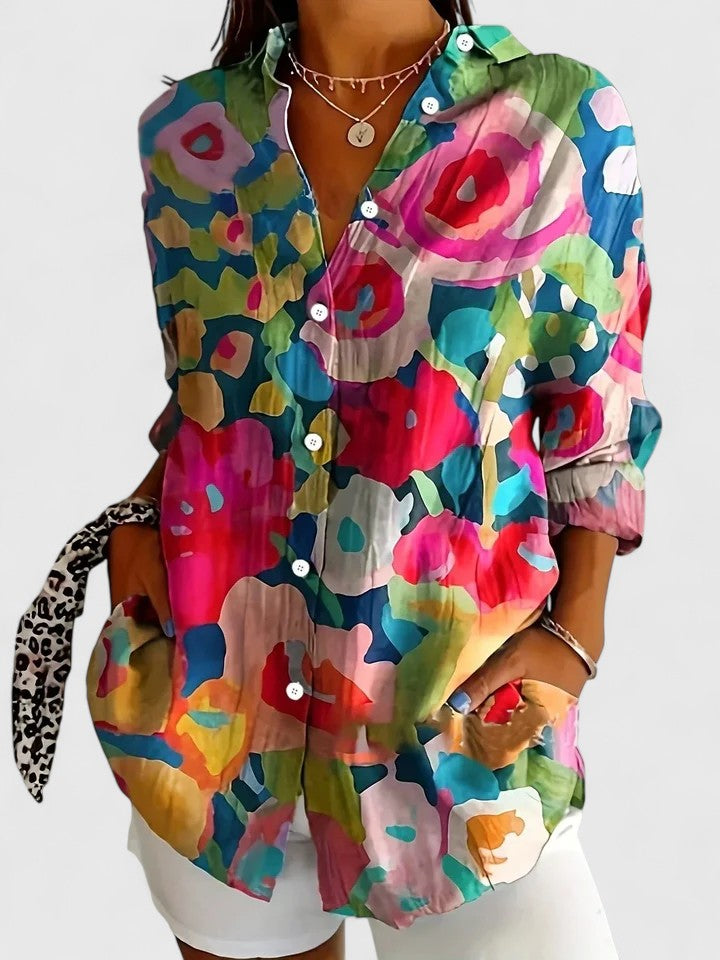 Blouse à boutons Anita de Danoir Paris, en tissu rose, avec col et manches longues, portée par un mannequin.