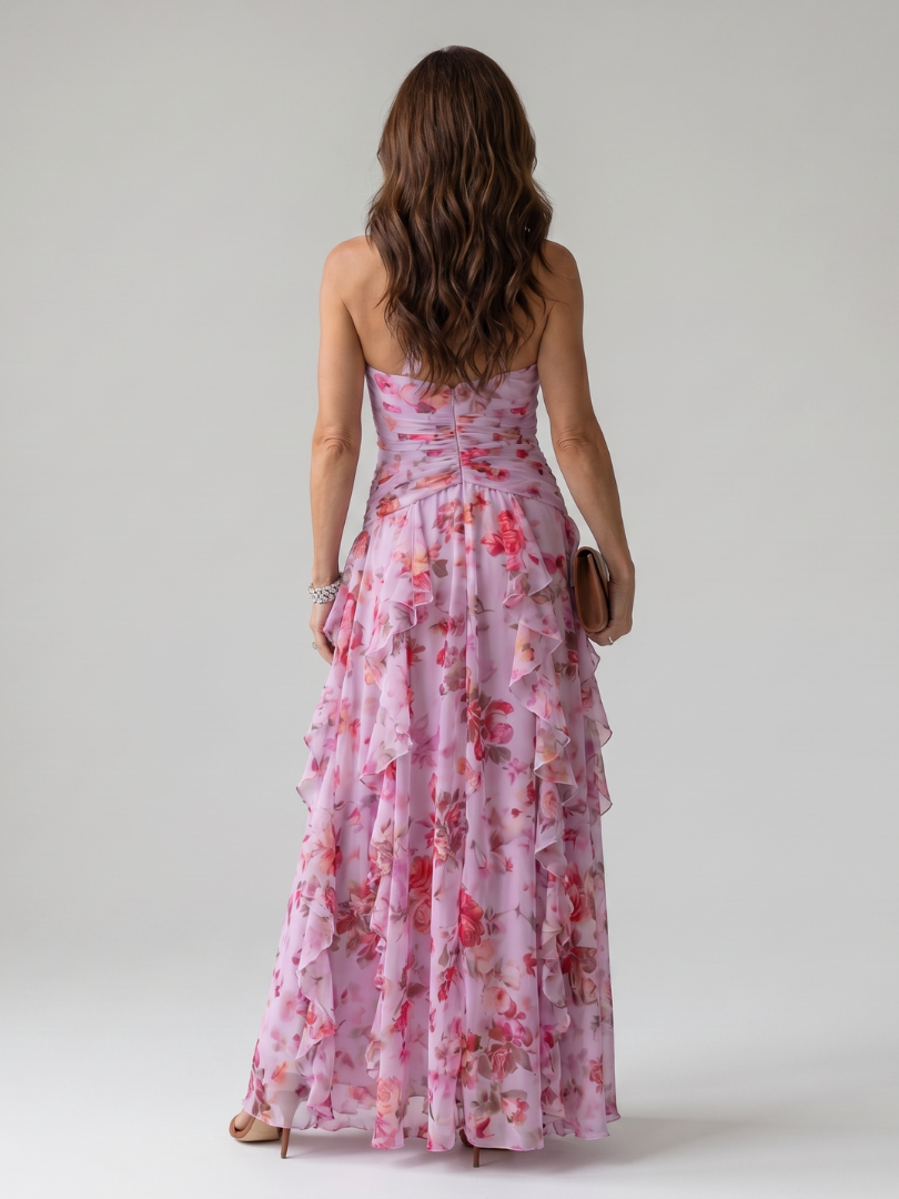 Robe longue floral rose Danoir Paris avec col halter, corsage froncé et silhouette élégante, portée par un mannequin.
