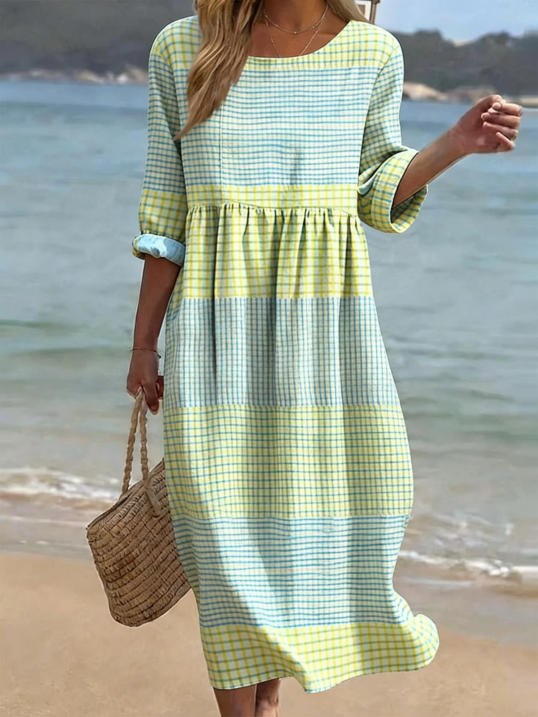 Robe décontractée Lena de Danoir Paris avec motif à carreaux, coupe confortable et style casual, portée sur un mannequin.