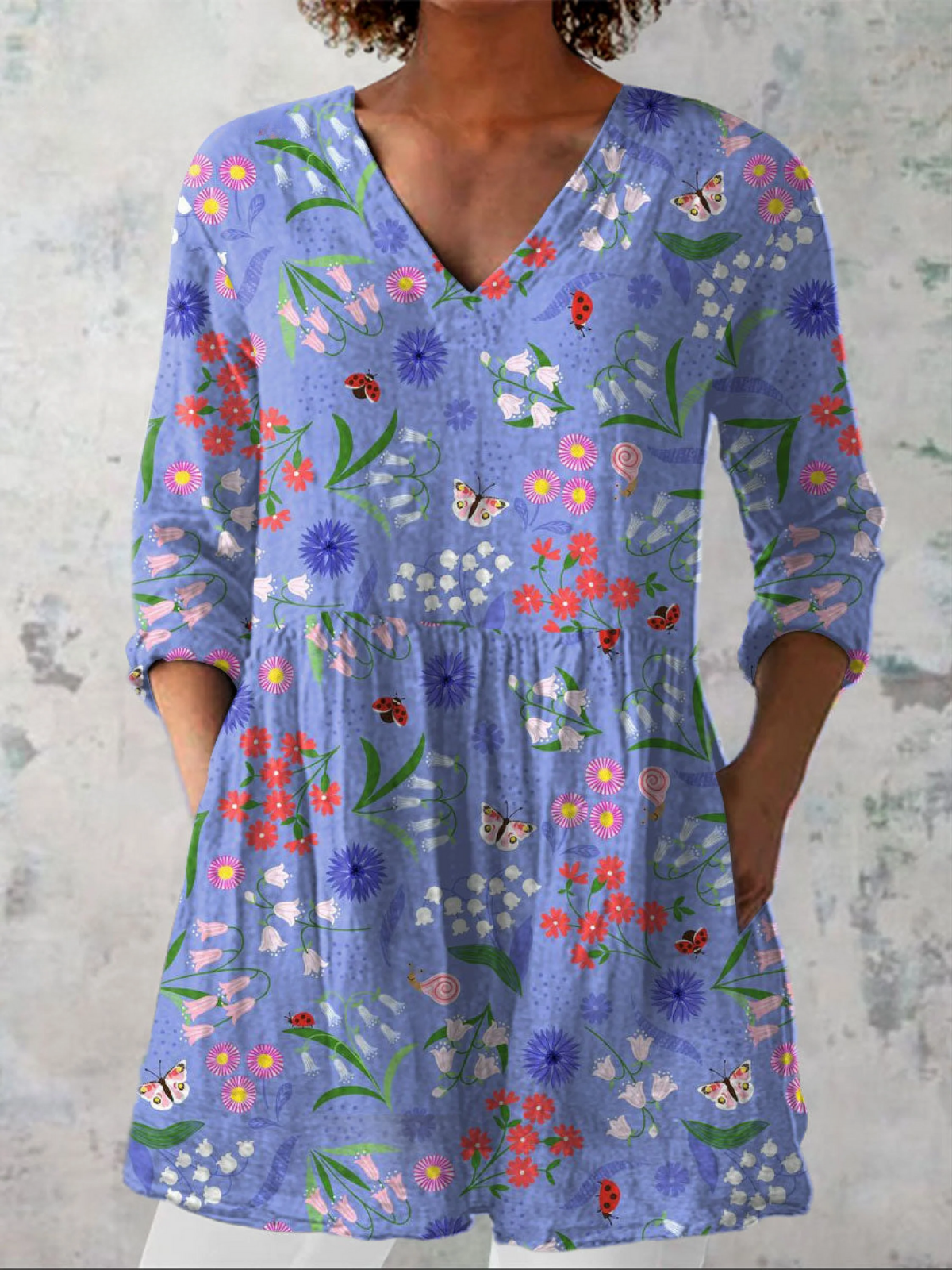 Blouse longue violette Danoir Paris avec décolleté en V et manches longues, portée élégamment.