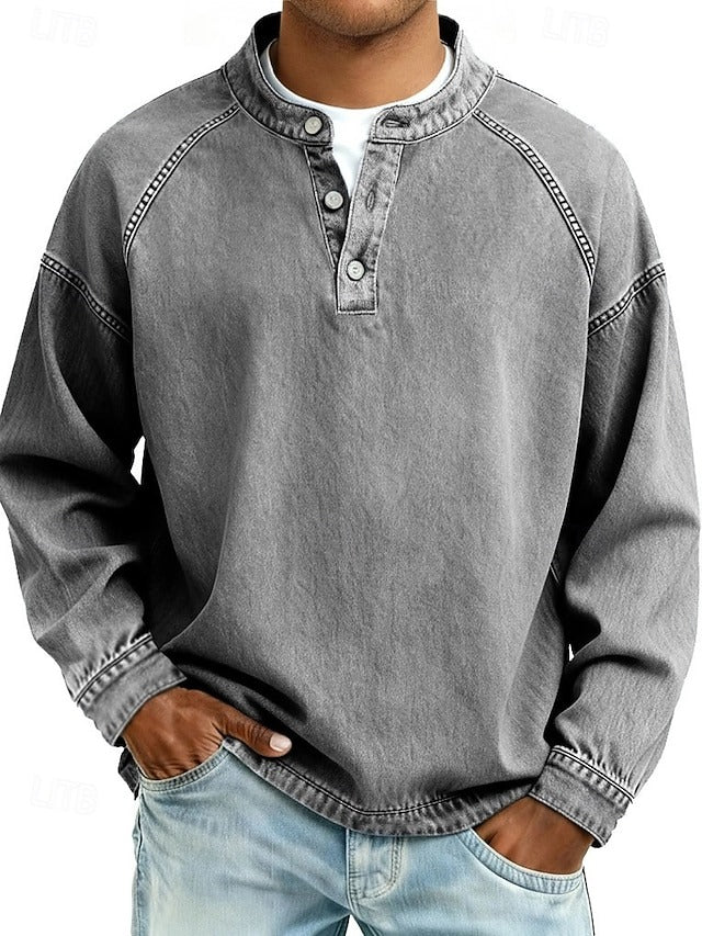 Homme portant un sweat-shirt beige Amir à manches longues et col Henley, en coton lavé, de la marque Danoir Paris.