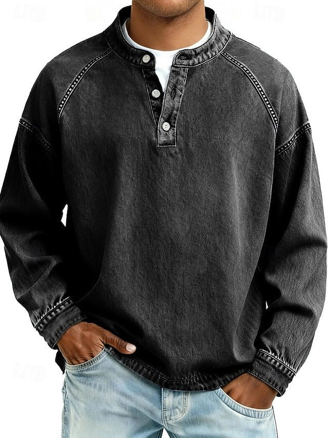 Homme portant un henley à manches longues lavé Danoir Paris en violet avec col boutonné et finition décontractée.