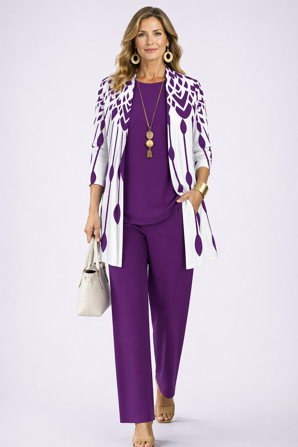 Ensemble de 3 pièces Elaine de Danoir Paris, lingerie violette et blanche avec détails en dentelle.