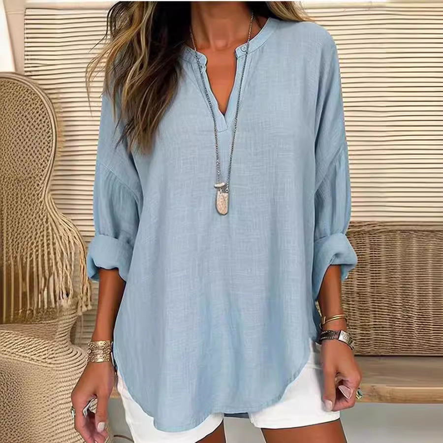 Blouse décontractée élégante Nina en rayures bleues, de Danoir Paris, portée avec manches longues et coupe fluide.