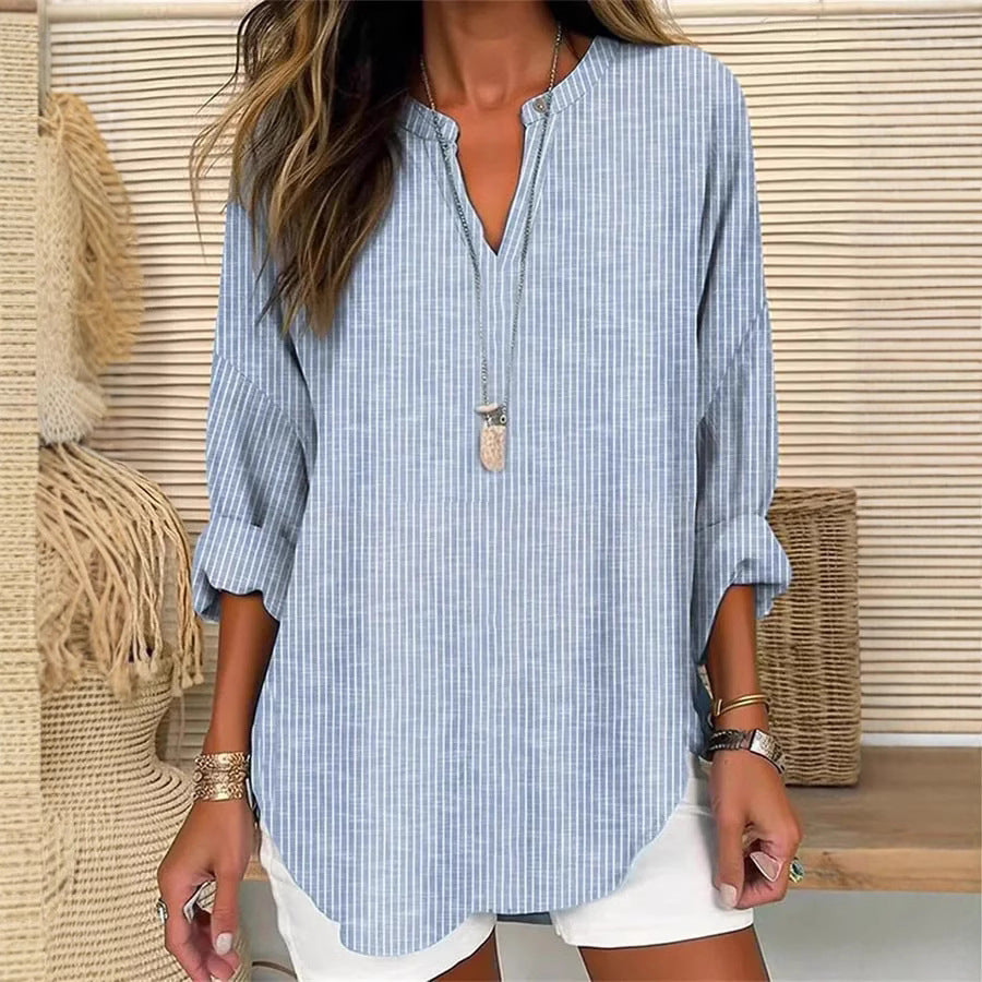 Blouse décontractée élégante Nina de Danoir Paris avec rayures bleues, portée sur un mannequin.