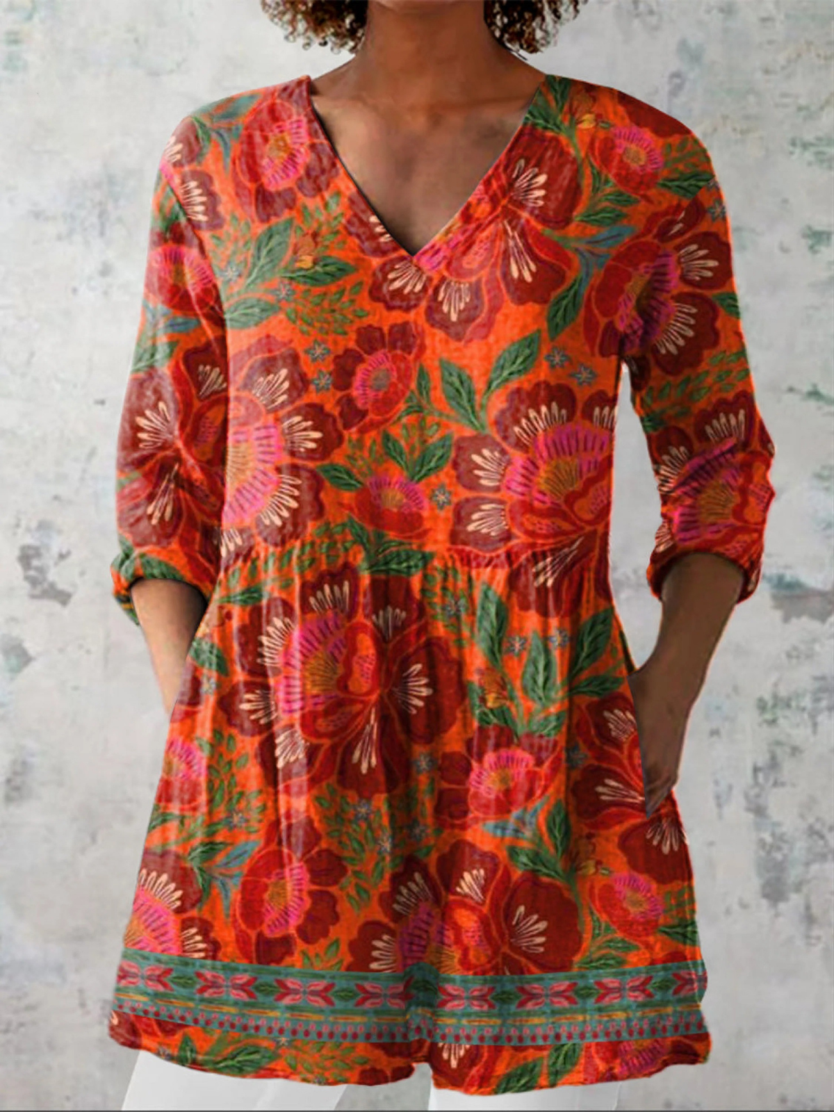 Blouse longue rouge-orange Danoir Paris Marion avec décolleté en V, tissu fluide et élégant, portée décontractée.