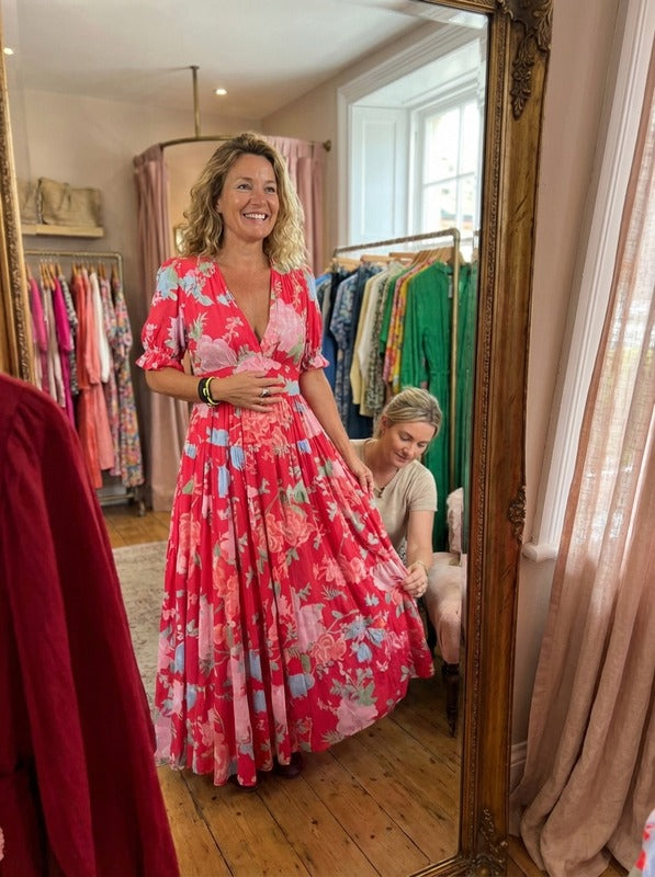 Robe florale élégante Minelda Danoir Paris avec décolleté en V, tissu rouge, silhouette fluide, idéale pour occasions chics